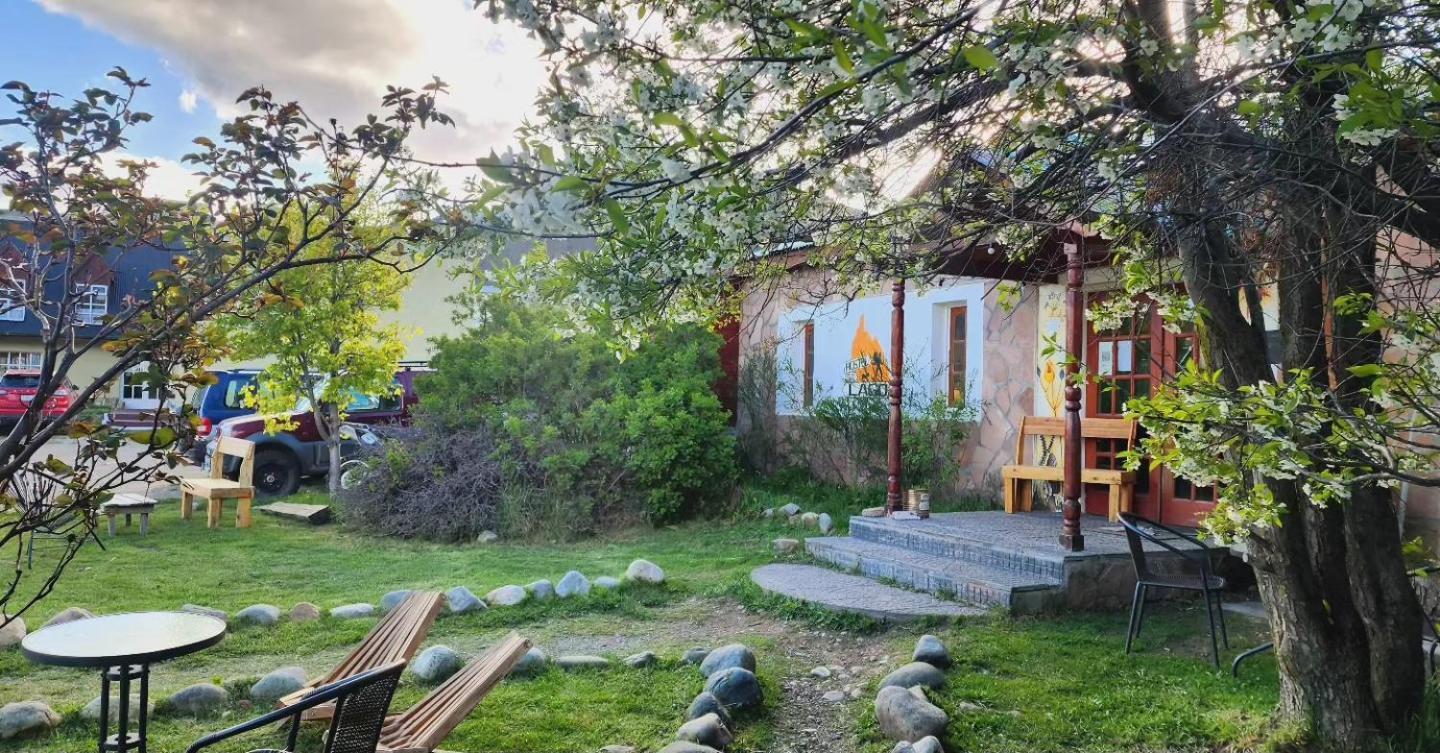Hostel Del Lago, Habitaciones Privadas Y Cabanas Ел Чалтен Екстериор снимка